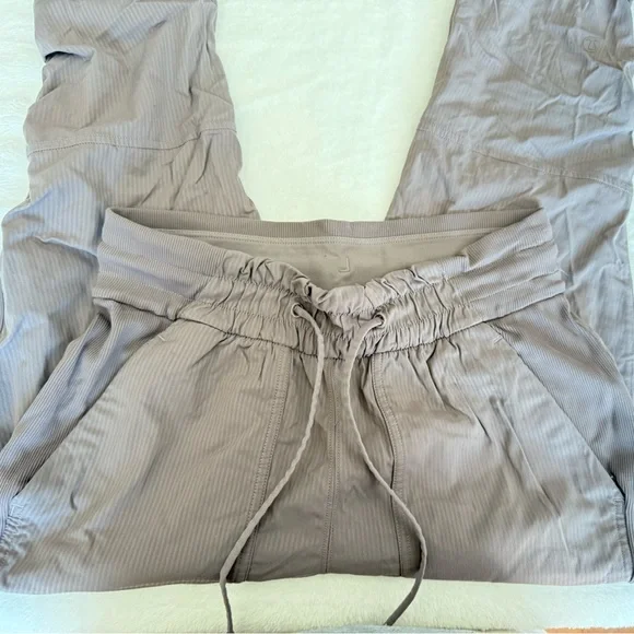 Lululemon Dance studio jogger
SIZE 4 - Picture 2 of 4